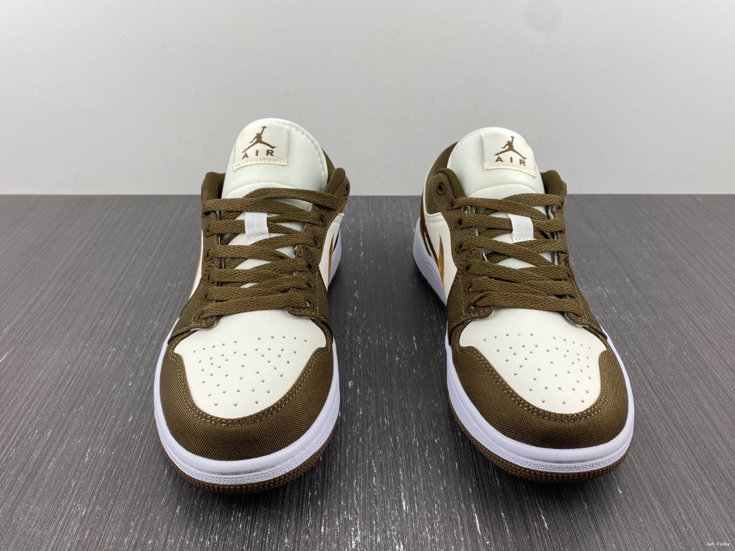 DV0426-301 SE 1 - Light (W) Jordan Olive Low 0328